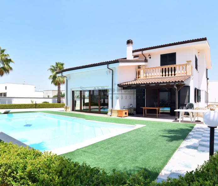 Prestigiosa Villa con Piscina 