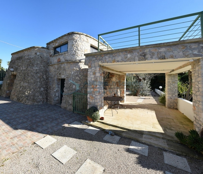 Casolare in Pietra con Giardino e Vista Mare