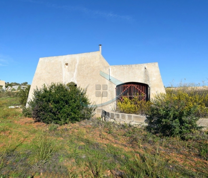 Ampio Terreno Vista Mare con Tipiche Lamie