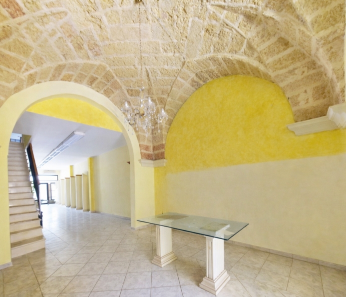 Locale commerciale in posizione strategica