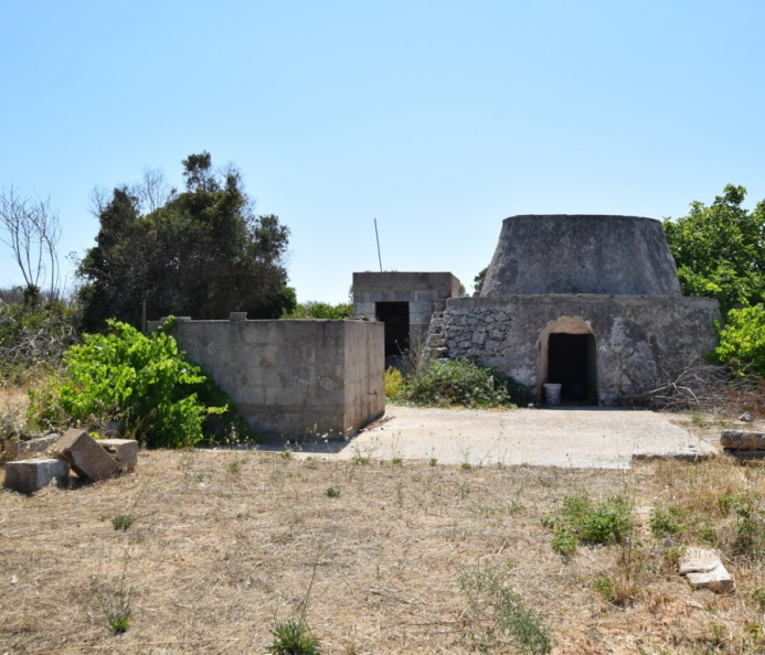 Terreno con Antiche Costruzioni in Pietra