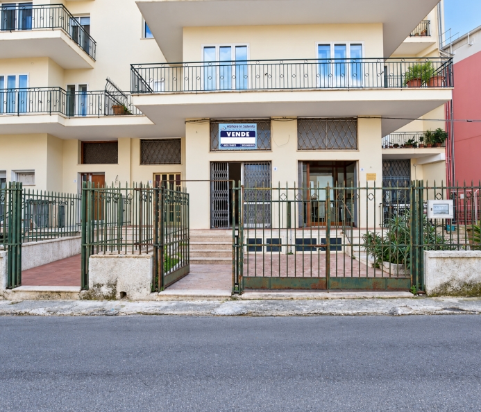 Locale centrale con ingresso indipendente