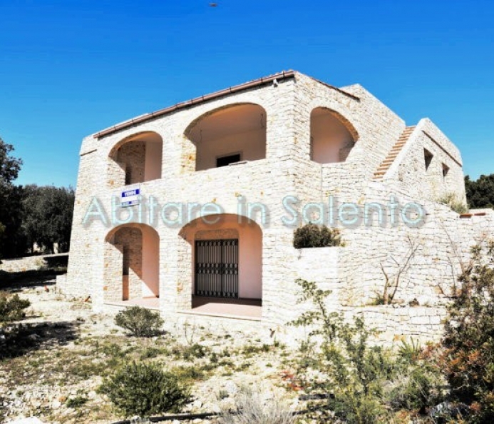 Villa Immersa nel Verde con Vista Mare
