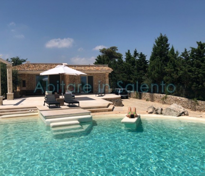 Rifinita Villa con Vista Mare e Piscina