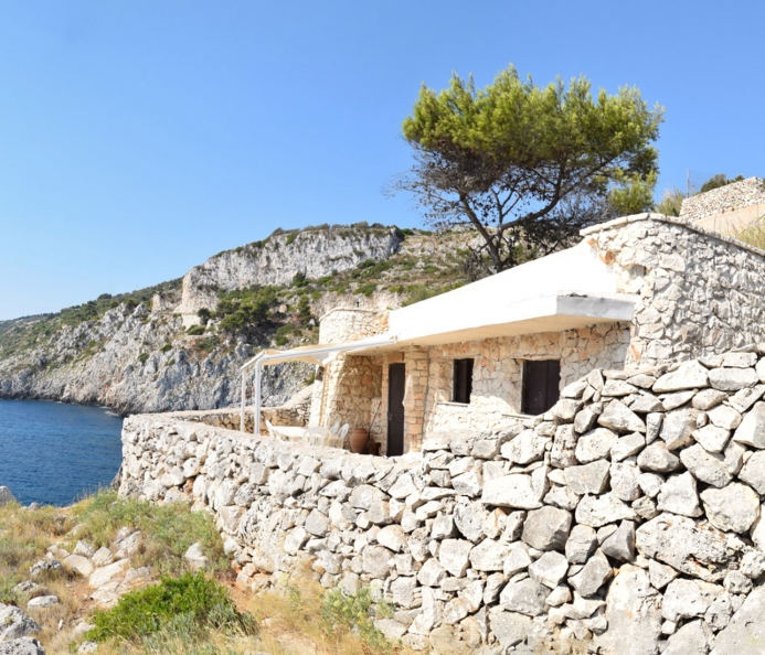 Casa in pietra sulla scogliera adriatica